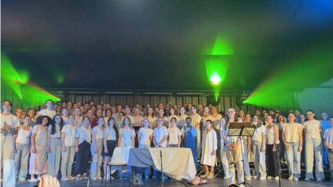 les-130-choristes-venus-des-colleges-d-aurec-sur-loire-du-chambon-sur-lignon-de-tence-et-d-yssingeaux-se-sont-produits-sur-la-scene-de-la-rubanerie-photo-anne-victor-130-choristes-sur-la-scene-de-la-rubanerie-photo-anne-victor-1780161217.jpg